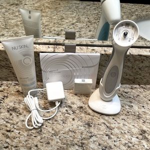 Lumi Spa! AgeLoc with face-wash. Never- used! Taken out of box for pictures.